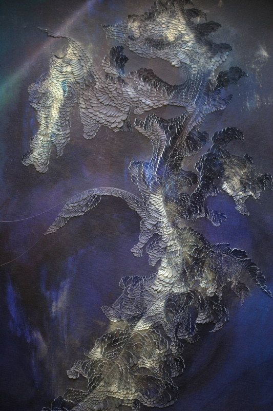 Une création de l'artiste sculpteur de papier Vanessa Dargier Miquieux. Un bas-reliefs papier réalisé au scalpel chirurgical avec délicatesse et dynamisme. Les couleurs bleu nuit sont réhaussées par des pigments d'or