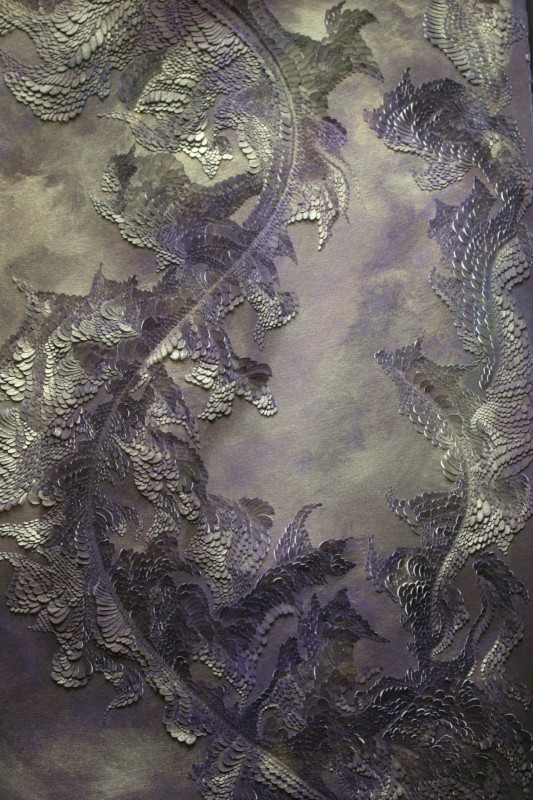Bas-reliefs papier réalisé par l'artiste contemporain du papier Vanessa Dargier Miquieux. Des incisions faites au scalpel chirurgical sur une feuille de papier aquarelle peinte forment des volutes d'inspiration organique.